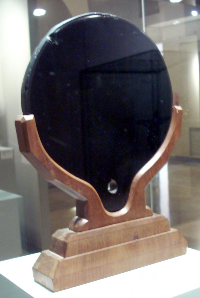Aztec_mirror,_Museo_de_América,_Madrid